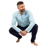 Férfi pizsamaszett nyaknál gombos passzés egyszínű világoskék felsővel