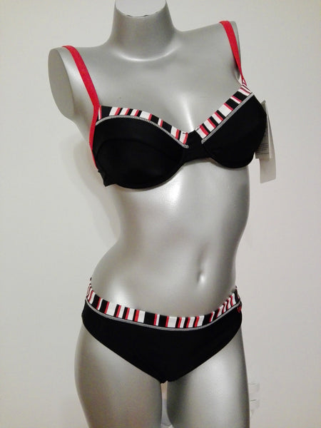 Naturana körmerevítős bikini, fekete-piros díszítéssel.